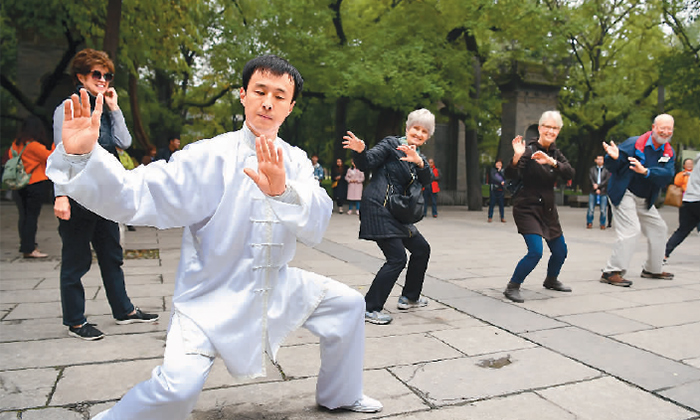 很多外国人迷恋中国的"武侠世界.图为外国友人学习太极拳.新华社发